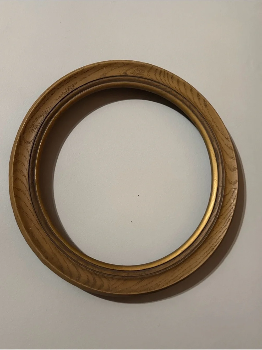 Classic Round Gold Picture Frame with Subtle Wood Grain
